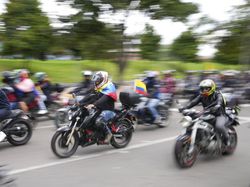 Tak Bisa Sembarangan, Boncengan Naik Motor di Kolombia Ada Aturan Jam