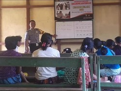 Bripka Indra Wahyudin, Pengentas Buta Huruf Warga Desa di Sintang Kalbar