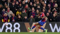 Striker Ghana Jordan Ayew pernah bikin heboh beberapa tahun lalu. Sebuah bocoran video memperlihatkan pemain yang kini membela Crystal Palace itu pernah punya hubungan asmara selama empat tahun dengan istri rekan setim sendiri di Ghana, Afriyie Acquah! Foto: Getty Images/Julian Finney