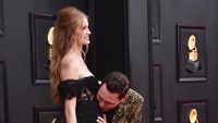 Momen Manis DJ Tiesto Umumkan Istri Hamil Anak Kedua di Red Carpet Grammy