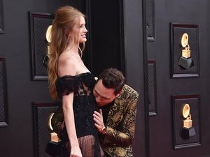 Momen Manis DJ Tiesto Umumkan Istri Hamil Anak Kedua di Red Carpet Grammy Momen Manis DJ Tiesto Umumkan Istri Hamil Anak Kedua di Red Carpet Grammy