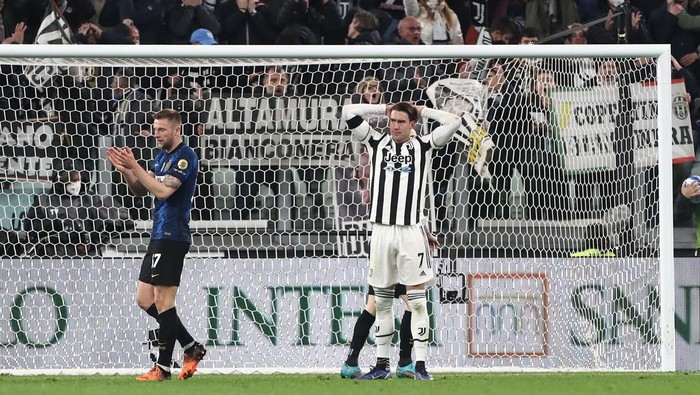 TURIN, ITALY - APRIL 03: Dusan Vlahovic of Juventus FC reacts to a missed chance during the Serie A match between Juventus and FC Internazionale at Allianz Stadium on April 03, 2022 in Turin, Italy. (Photo by Marco Luzzani/Getty Images)