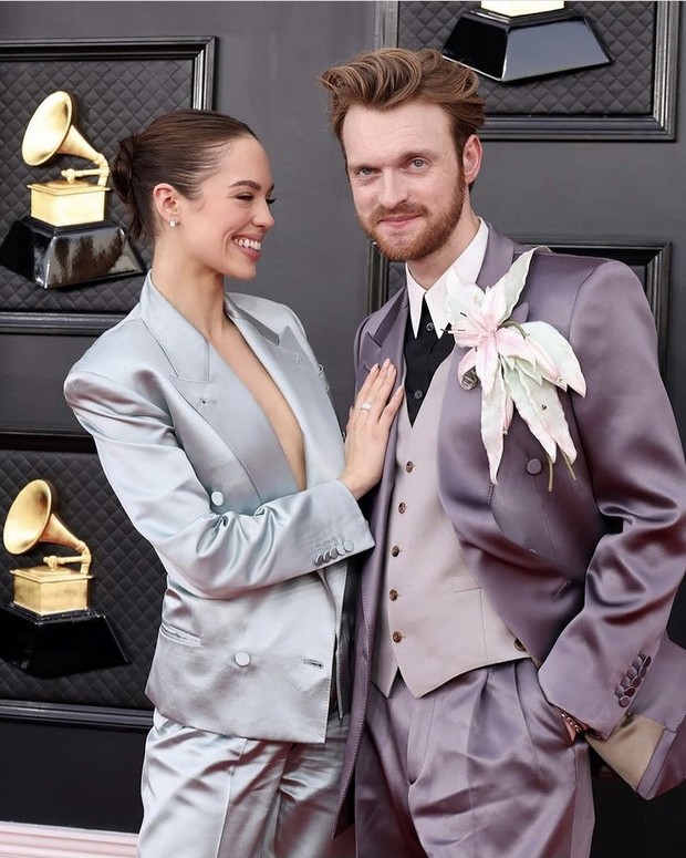 Claudia Sulewski dan Finneas/