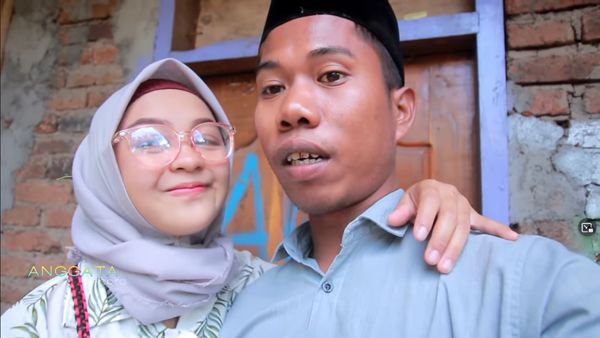 8 Potret Pasangan Viral Nikah dengan Mahar Sandal Jepit Berakhir Cerai