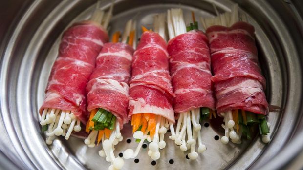ilustrasi beef enoki roll ilustrasi beef enoki roll