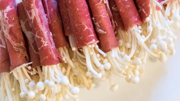 ilustrasi beef enoki roll ilustrasi beef enoki roll