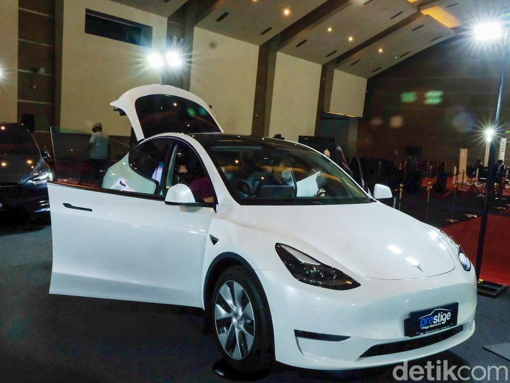 Bukan Hyundai Ioniq 5, Ini Mobil Listrik Termahal di IIMS 2022