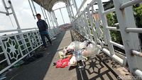 Sampah Berceceran di JPO Kampung Melayu Kecil, Jorok Banget