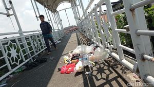 Sampah Berceceran di JPO Kampung Melayu Kecil, Jorok Banget