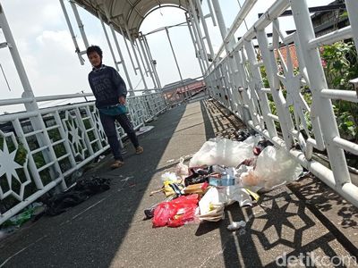Sampah Berceceran di JPO Kampung Melayu Kecil, Jorok Banget