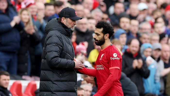 Soccer Football - Premier League - Liverpool v Watford - Anfield, Liverpool, Britain - April 2, 2022 Liverpools Mohamed Salah with manager Juergen Klopp after he was substituted REUTERS/Phil Noble EDITORIAL USE ONLY. No use with unauthorized audio, video, data, fixture lists, club/league logos or live services. Online in-match use limited to 75 images, no video emulation. No use in betting, games or single club /league/player publications.  Please contact your account representative for further details.