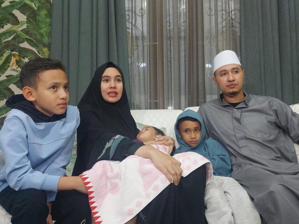 Kartika Putri dan Habib Usman Umroh, Galau Harus Tinggalkan Anak