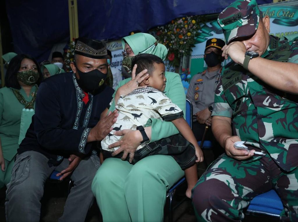 Tangis Jenderal Dudung Saat Kunjungi Anak Sertu Eka Korban KKB Papua