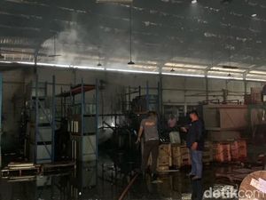 Pabrik di Karawang Hangus Terbakar