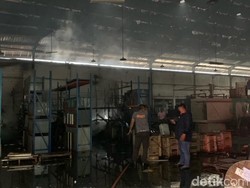Pabrik di Karawang Hangus Terbakar