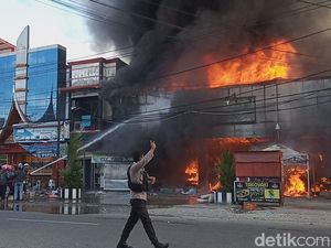 Kebakaran di Timika Papua, 6 Kios-1 Ruko Hangus Dilalap Api Kebakaran di Timika Papua, 6 Kios-1 Ruko Hangus Dilalap Api