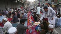 Buka Bersama di Pakistan, Ramai-ramai Lesehan Menyantap Nasi Mandhi