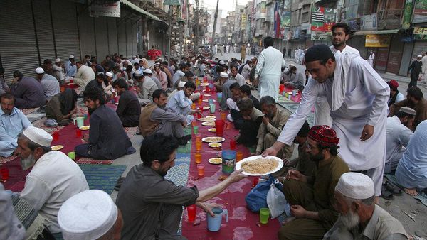 Buka Bersama di Pakistan, Ramai-ramai Lesehan Menyantap Nasi Mandhi
