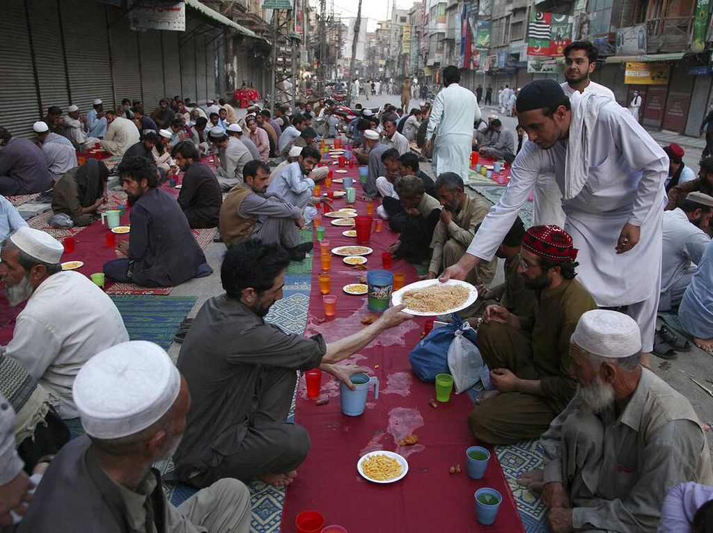 Buka Bersama di Pakistan, Ramai-ramai Lesehan Menyantap Nasi Mandhi
