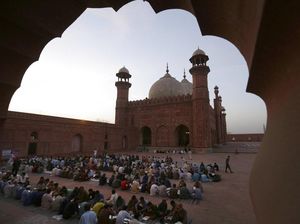 Keindahan Masjid Tua di Lahore, Makin Lengkap Saat Buka Puasa Bersama