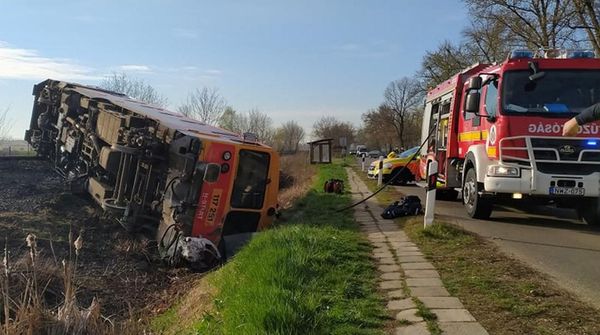 Gerbong Kereta Terlempar Gegara Tabrakan dengan Mobil Pick-up