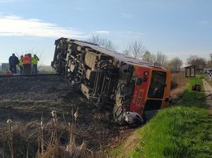 Gerbong Kereta Terlempar Gegara Tabrakan dengan Mobil Pick-up