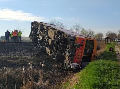 Gerbong Kereta Terlempar Gegara Tabrakan dengan Mobil Pick-up