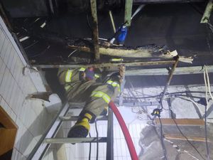 Kronologi Resto di Kebayoran Baru Jaksel Terbakar, Berawal dari Kepulan Asap Kronologi Resto di Kebayoran Baru Jaksel Terbakar, Berawal dari Kepulan Asap