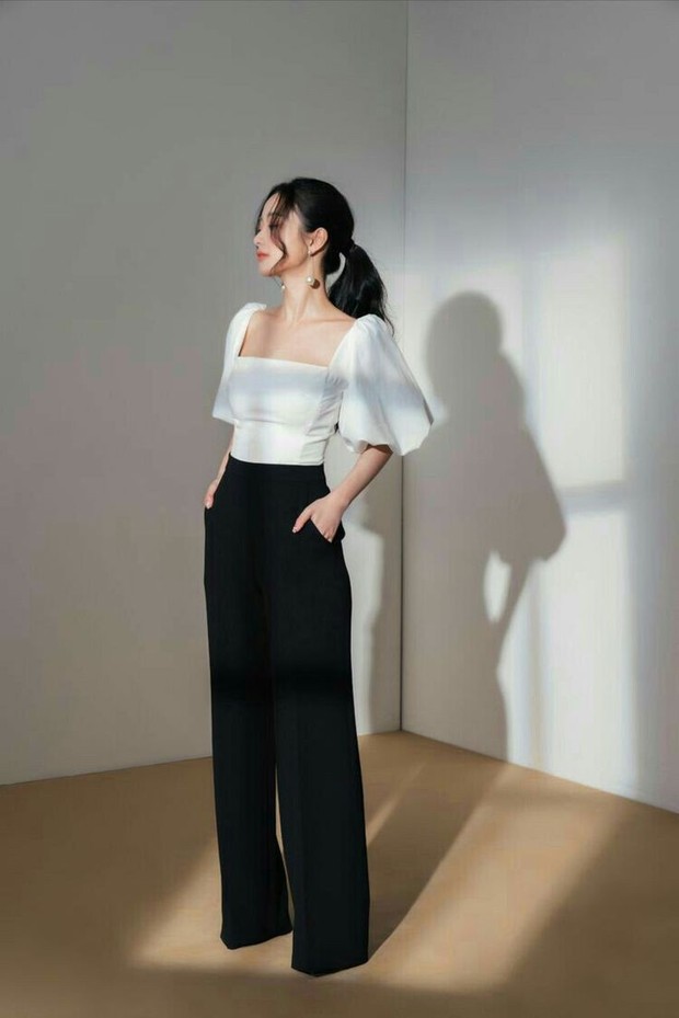 Kulot Hitam dan Blouse Putih