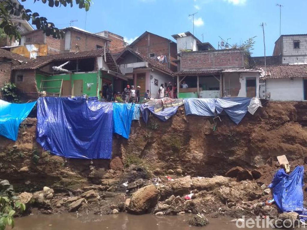 6 Rumah di Malang Ambruk Terkikis Longsor Gerusan Sungai Brantas