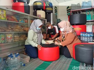 Inspiratif, Ibu di Ponorogo Sulap Botol Bekas Jadi Sofa Cantik Inspiratif, Ibu di Ponorogo Sulap Botol Bekas Jadi Sofa Cantik