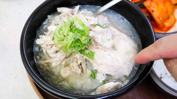 Dak gomtang atau sup ayam memiliki cara yang sangat mudah untuk dimasak oleh orang-orang di luar Korea