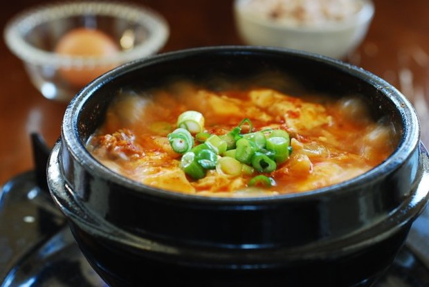 Sundubu jjigae dan kimchi jjigae memiliki kemiripan dalam tampilan