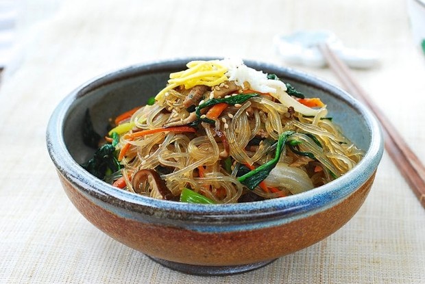 Japchae merupakan glass noodle yang ditumis dengan berbagai macam sayuran dan umum dijadikan sebagai banchan