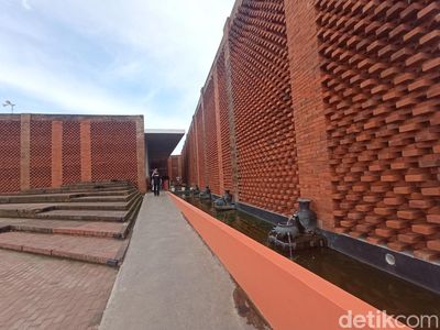 Foto: Masjid Tanpa Kubah Instagenik dari Batu Bata