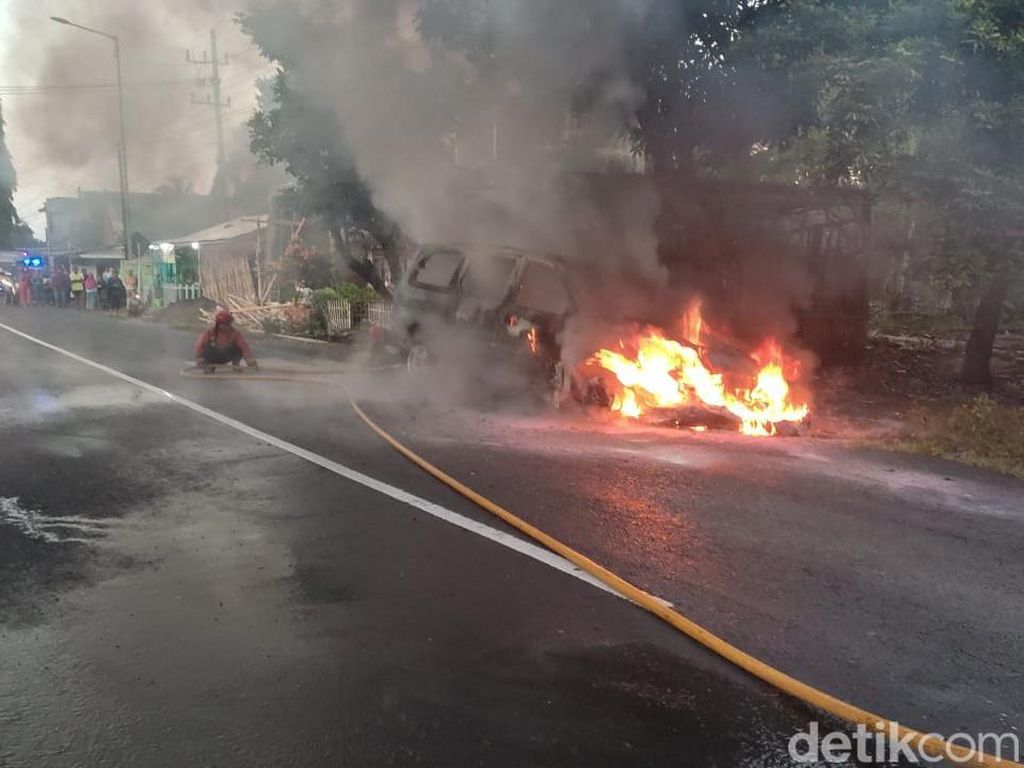 Mobil Terbakar di Jalur Jember-Bondowoso, Sopir Malah Kabur