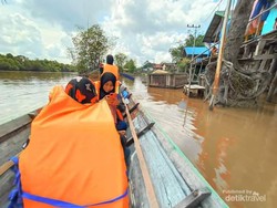 Ngabuburit Bermanfaat di Perpustakaan Apung Palangkaraya