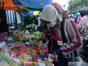 Berdesakan di Pasar Kaget Lamongan, Berburu Takjil-Menu Berbuka Puasa