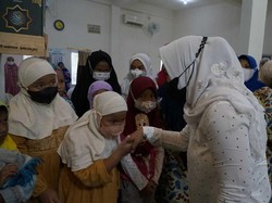 Safari Ramadan, Walkot Mojokerto Bagi Takjil-Beri Santunan di Masjid