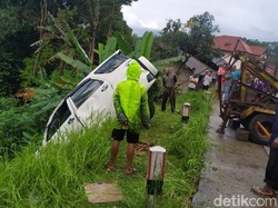 Oleng! Mobil SUV Terjun ke Jurang di Jalur Ciamis-Cirebon