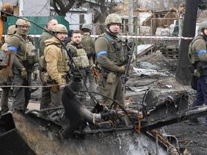 Dikawal Ketat, Presiden Zelenskyy Lihat Langsung Hancurnya Kota Bucha