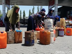 Snapshot: Nelayan dan Sopir Truk yang Nginap di SPBU Pasuruan Demi Solar