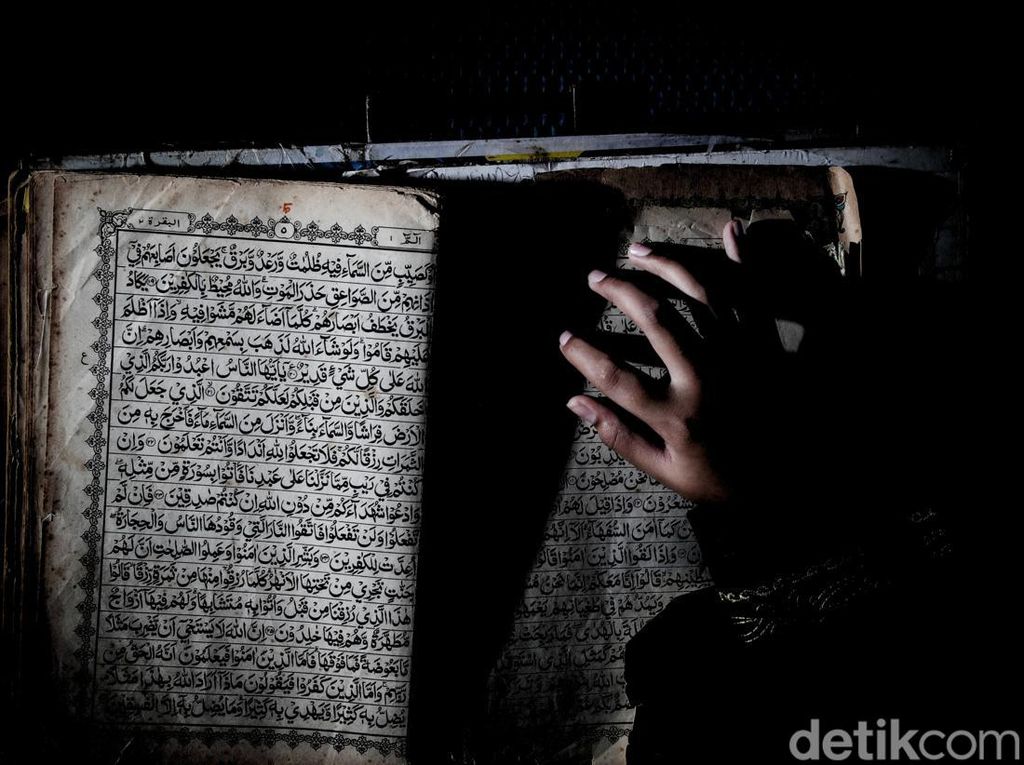 Kisah Pemuda Saleh yang Meninggal dalam Keadaan Mendekap Al-Quran Kisah Pemuda Saleh yang Meninggal dalam Keadaan Mendekap Al-Quran
