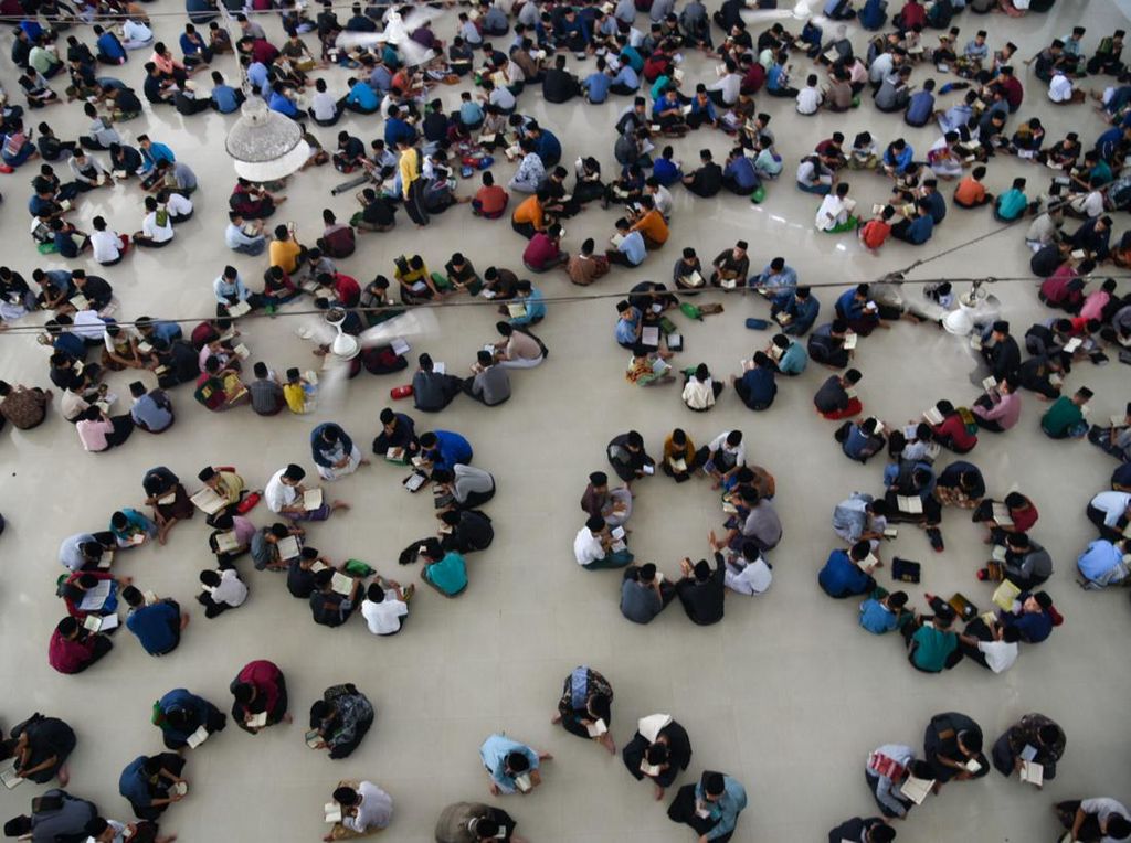 Ribuan Santri Membaca Al-Quran Bersama di Medan