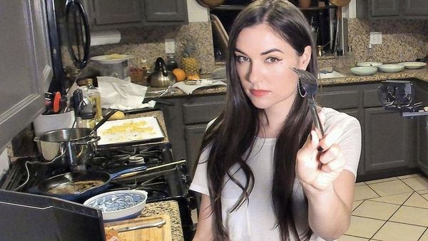 Sasha Grey, Dulu Bintang Porno Kini Jadi YouTuber yang Hobi Masak