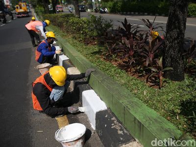 Separator Jalan Cut Mutia Dicat Ulang, Lebih Terlihat Pengendara
