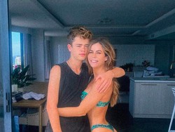 Ibu-ibu Ini Dikritik Tak Sopan, Pose Pakai Bikini Sambil Peluk Anak Bujangnya