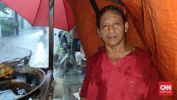 Buhari (52), pedagang gorengan di kawasan Matraman, Jakarta Timur.