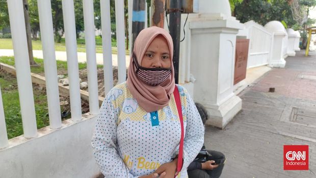 Santi (43), Ibu Rumah Tangga.