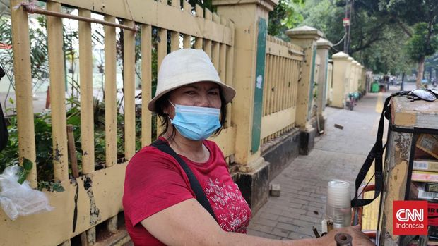 Vina (58), penjual minuman keliling di kawasan Senen, Jakarta Pusat.